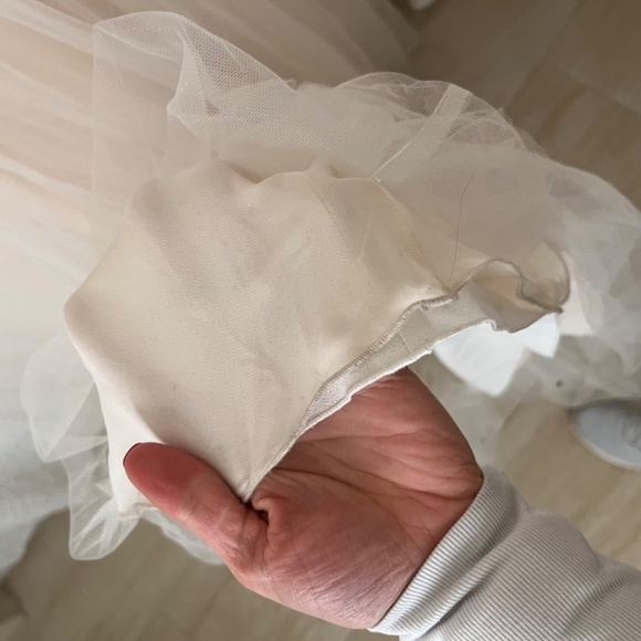 Enzoani Beautiful Bridal BT17-12 Wedding Gown size 4 - Picture 10 of 16